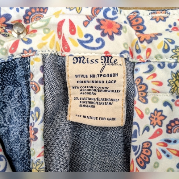 Miss Me Lace Denim Shorts, Size 28 - Picture 4 of 11